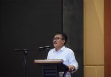 Direktur SMA: “Mari Kita Nikmati Cara Komunikasi Baru”