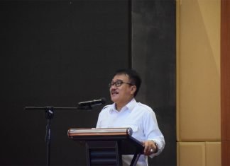 Direktur SMA: “Mari Kita Nikmati Cara Komunikasi Baru”