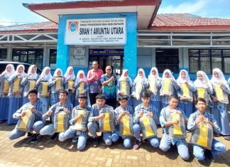 Penyerahan Bantuan Pendidikan bagi Siswa SMA Negeri 1 Amuntai Utara