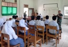 Babinsa Amuntai Utara Mengadakan Sosialisasi Rekrutmen TNI AD di SMAN 1 AU